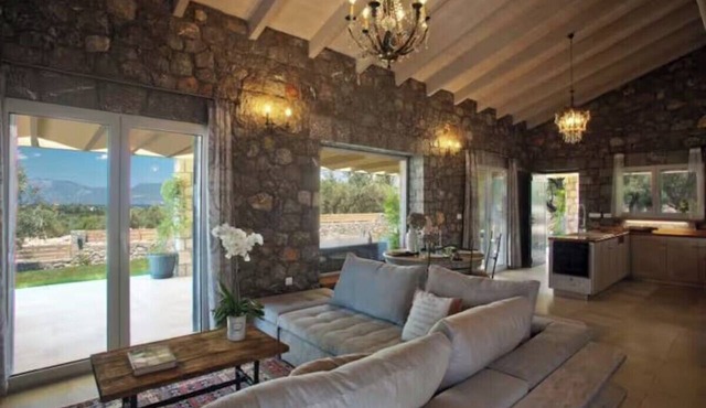 House Sleeps 6 with Private Pool
