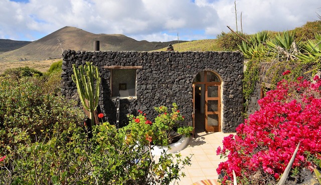La Bodega – On a Volcano with Piano, Sea Views, Private Terrace & Wi-Fi in Haria