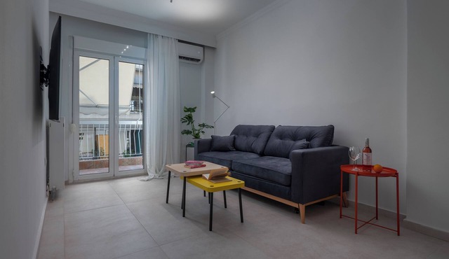 Located above Aristotelous Sq, near cafes, sights & tasty local bites