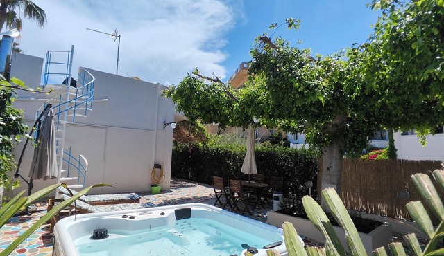Lovely 2-bedroom for up to 5 person house with AC and jacuzzi in beautiful Malia