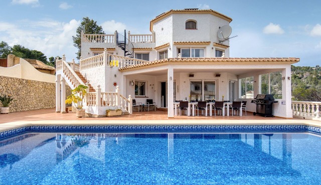 Luxurious Villa 15 mins walk from the beach, free WF sleeps up to 12 in Benissa