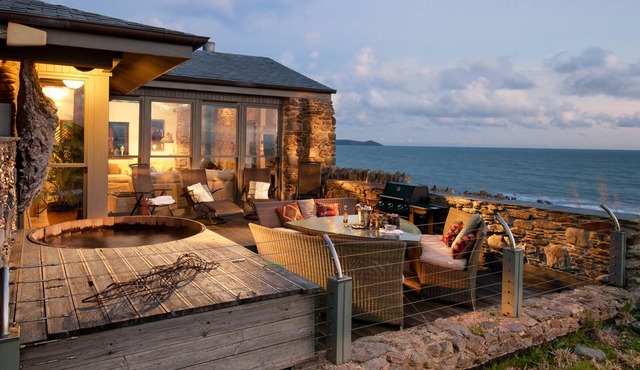 Luxury Beach House Rental with Hot Tub, 30 meters to Beach in Port wrinkle