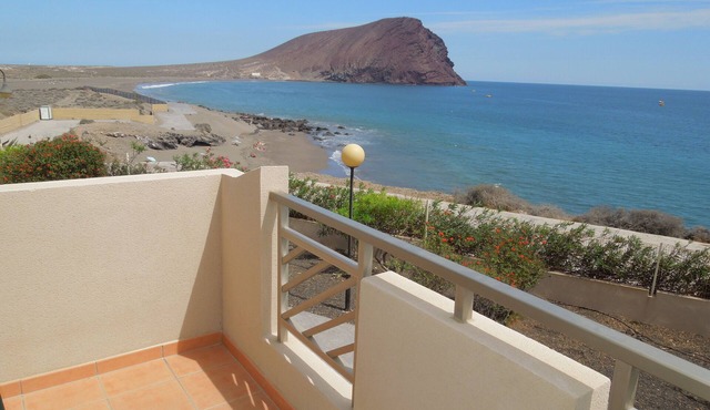 Luxury Villa Playa Tejita, 2 Pools, terrace, seafront, at the beach, TV, Wifi in Granadilla