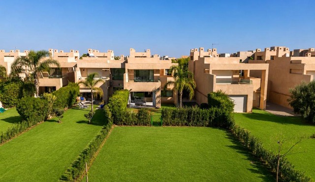 Luxury Villa Private Pool & Golf View 7 min to center