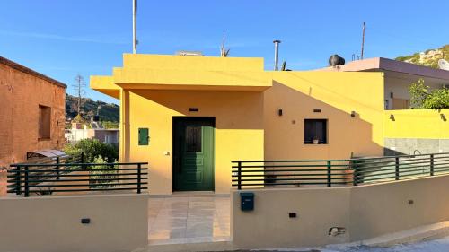 Mikio - Cretan Village House, Vineyards & Music