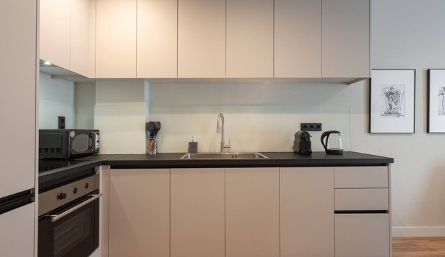 Modern 2BR w/Rooftop Jacuzzi & Sauna Access