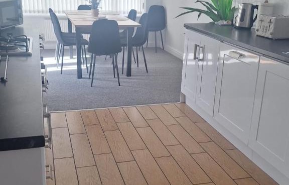Modern spacious private detached house sleeps 8 in Beeston