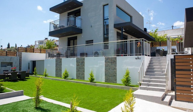 Modern Villa Vacation for 6 with Pool