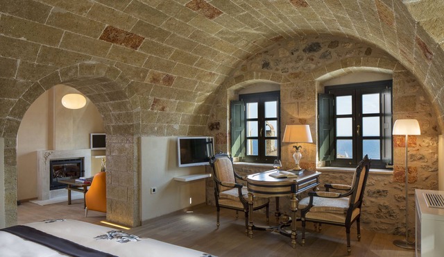 Moni Emvasis Luxury Suites