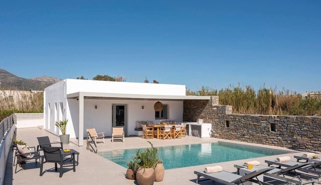 Moonshine Villa - A stone`s throw from the beach
