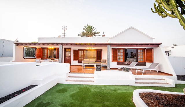OPPORTUNITY! Stunning exclusive Villa next to the sea in Arrecife