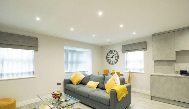 Premium Ground Town Apartment with Parking in Reading