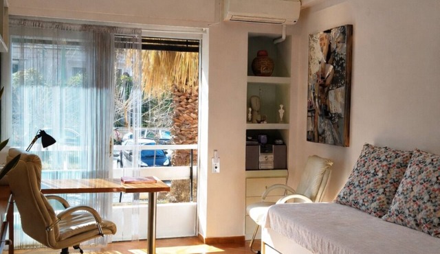 Quiet and bright - an authentic apartment near the Hilton