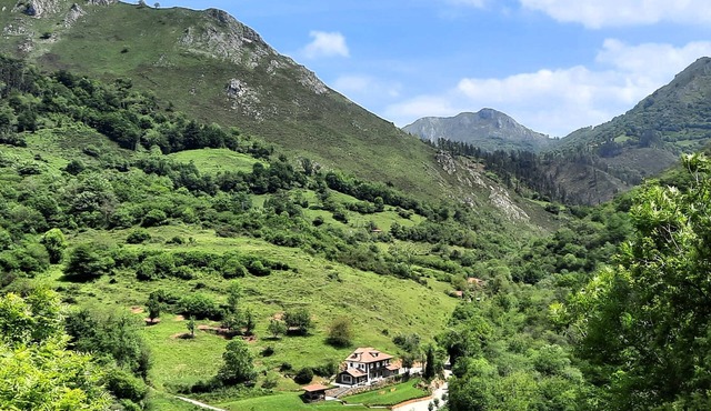 Relax in style and comfort in your own river valley. in Cangas de Onis