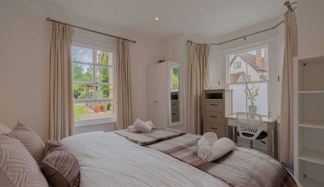 Relaxing Riverfront Cottage with Private Terrace in Newbury