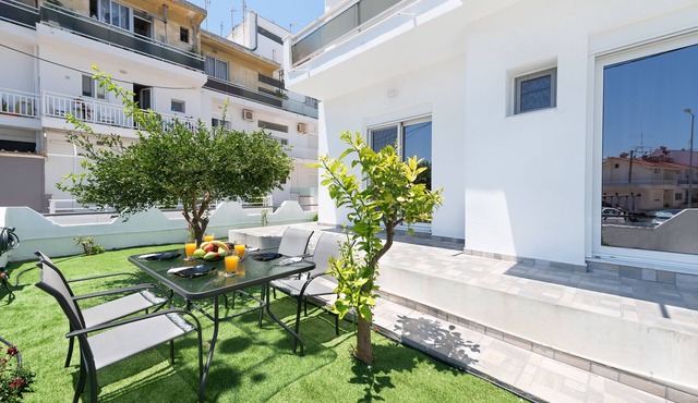 Rhodes Rose flat with garden and jacuzzi