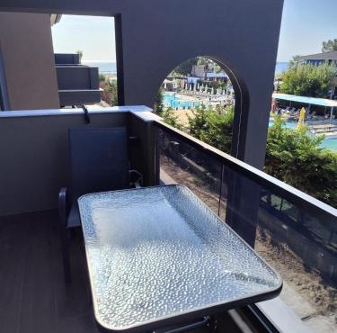 Sandra Beachfront - Pool, Beach Bar and Olympus View