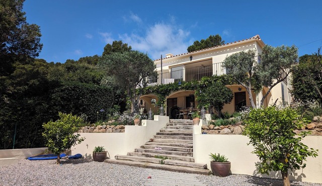 Sea views, 2 Mins Walk to the Sea, Heated Pool, Air Con, Fibre WiFi, 85+ reviews in Begur