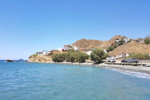 Seafront Villa Cside w BBQ and private yard