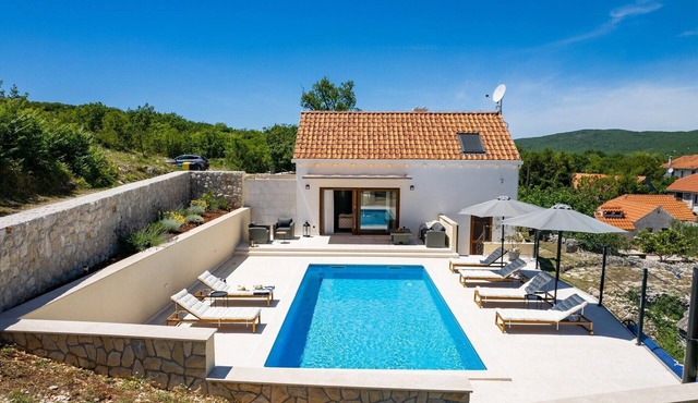 Serene Villa Retreat by the Beach
