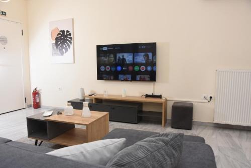 Sparta Central Apartment with Free Parking