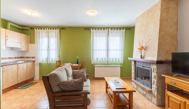 Studio Apartment 'La Casa De Dafne Acebo' with Mountain View, Shared Terrace and Shared Garden in SANTO TOME DEL PUERTO