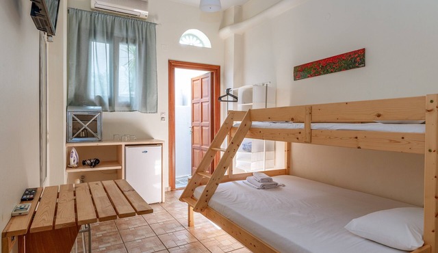 Studio Apartment 'En Tino Basement 5' with Private Terrace, Wi-Fi and Air Conditioning