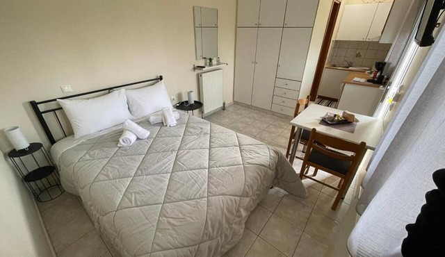Studio Apartment 'Flo's 1' with Shared Garden, Wi-Fi and Air Conditioning