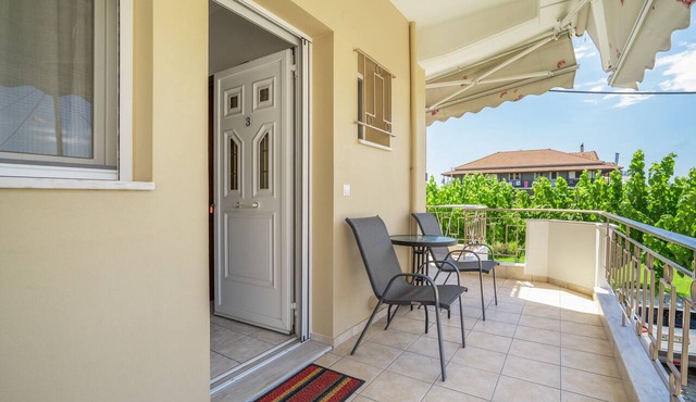 Studio Apartment 'Flo's 3' with Shared Garden, Wi-Fi and Air Conditioning