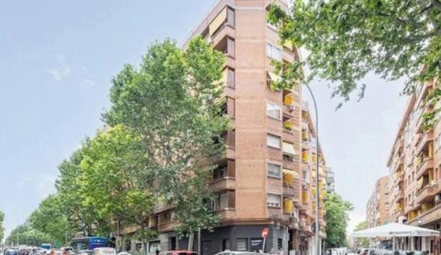 Stylish 120 m² Duplex Near Atocha Station – Sleeps 8, A/C & Fast WiFi in Madrid