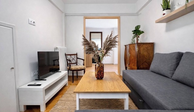 Stylish Lower Ground Apt in Vibrant Kypseli by ΜΡS