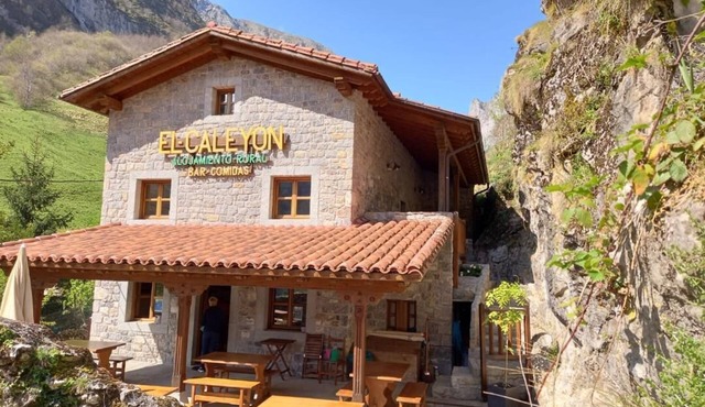 The Caleyon, village house with breakfast. Rooms with private bathroom. in Bulnes de Cabrales