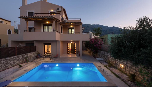 The Lake House - Private Pool & Views near Kournas