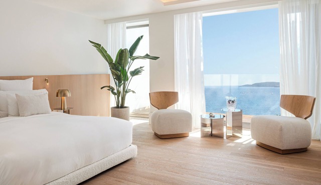 The Roc Club, A Hotel to Live