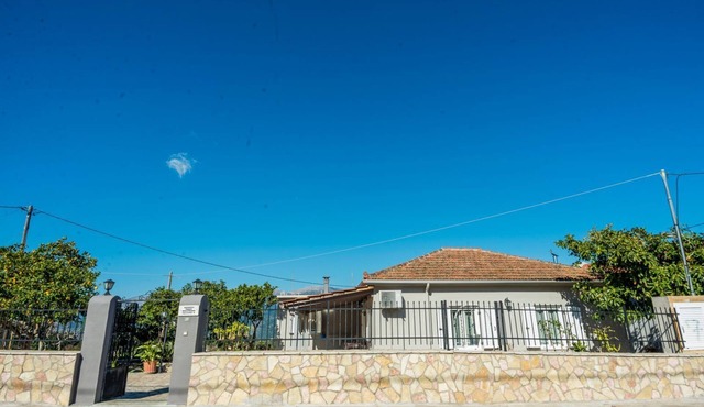 Traditional Village House w/Garden, Terrace, BBQ Very Close to Facilities