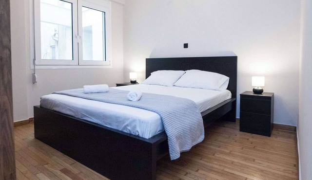 Urban 2 Bd Home in Vibrant Galatsi
