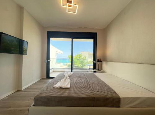 Villa Dahlia by the sea in Polychrono