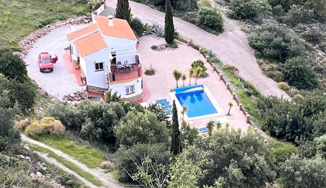 Villa El Olivo, rural villa with pool in Alcaucín