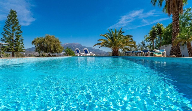 Villa Monterosa with Lake and Mountain View, Pool, Garden & Wi-Fi in La Viñuela