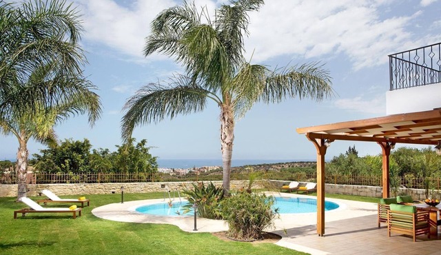 Villa "Pandora Piskopiano" with pool and garden