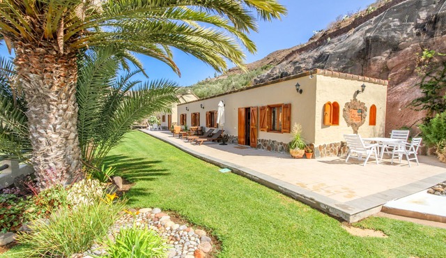 Villa with pool, gardens and fruit trees in El Salobre
