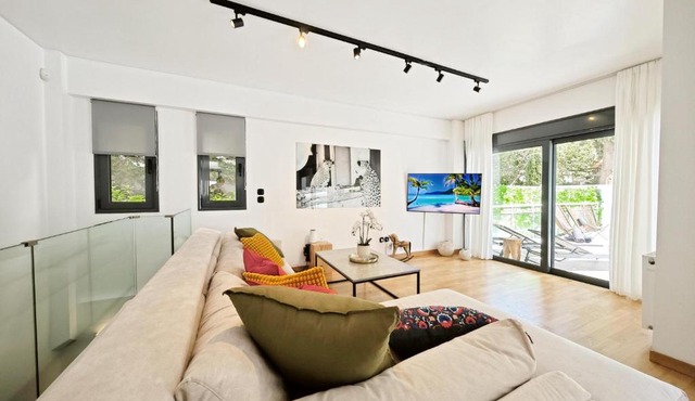 Voula Private Pool, Beach, Home cinema Apartment