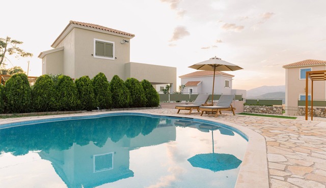 VR Villa Chloe - 2 bed 2 bath villa with patio and pool