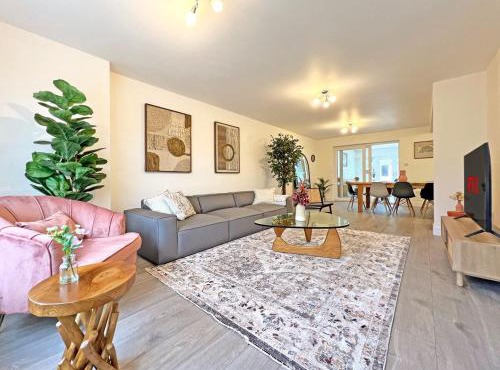 Wonderful 5 Bed Windsor, Private Garden, Driveway Parking, Legoland in Windsor