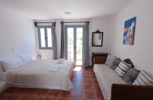 Deluxe 6 persons Maisonette 30 meters from Perissa Beach