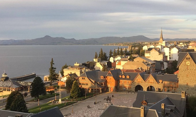 San Carlos de Bariloche Apartment | Spacious and bright apartment with an incredible lake view.