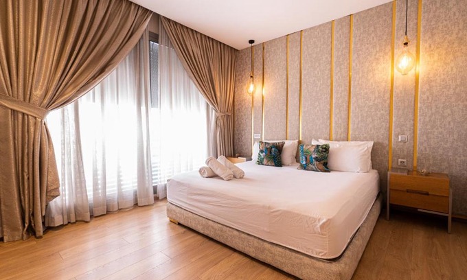 Casablanca Apartment | Awesome King Bed Flat. Spacious. Close to All.