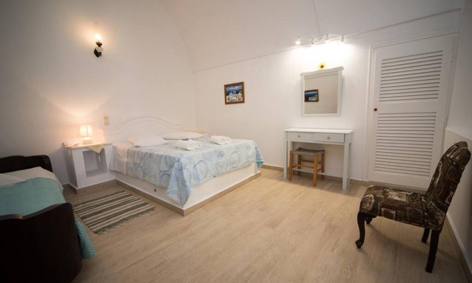 Fira Apartment | Cave House by Hotel Thira
