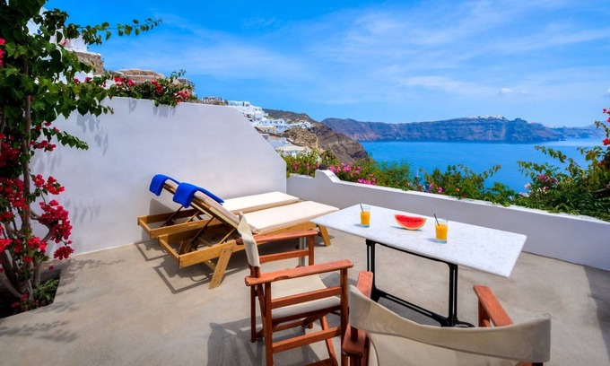 Oia Villa | Deluxe Santorini Villa | Villa Romantic.