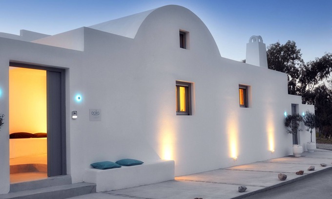 Kamari Villa | In Eolia Villas we believe in true hospitality.
